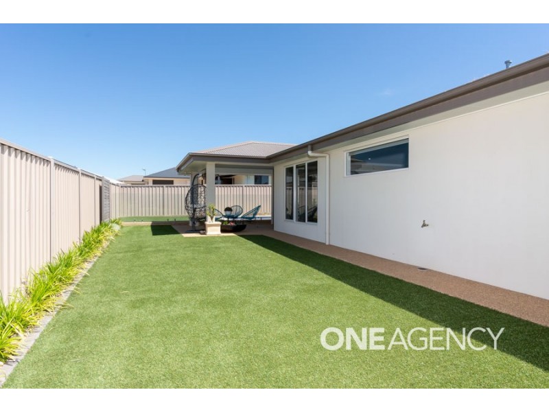 25 BARTON AVENUE, Lloyd NSW 2650