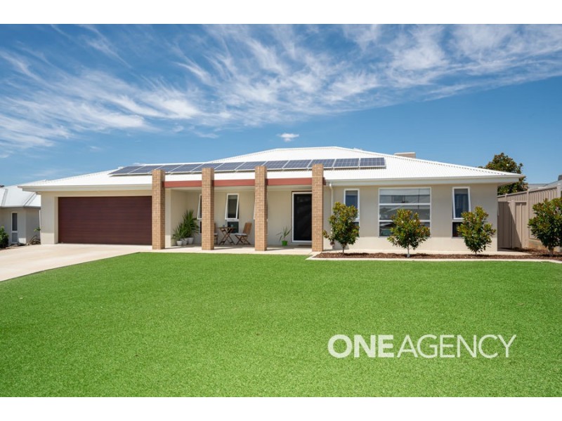 35 BARTON AVENUE, Lloyd NSW 2650