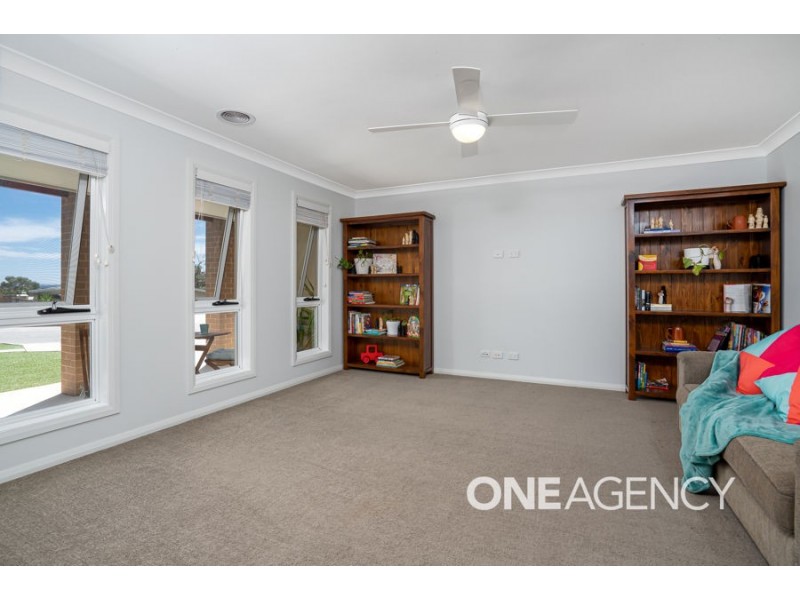35 BARTON AVENUE, Lloyd NSW 2650