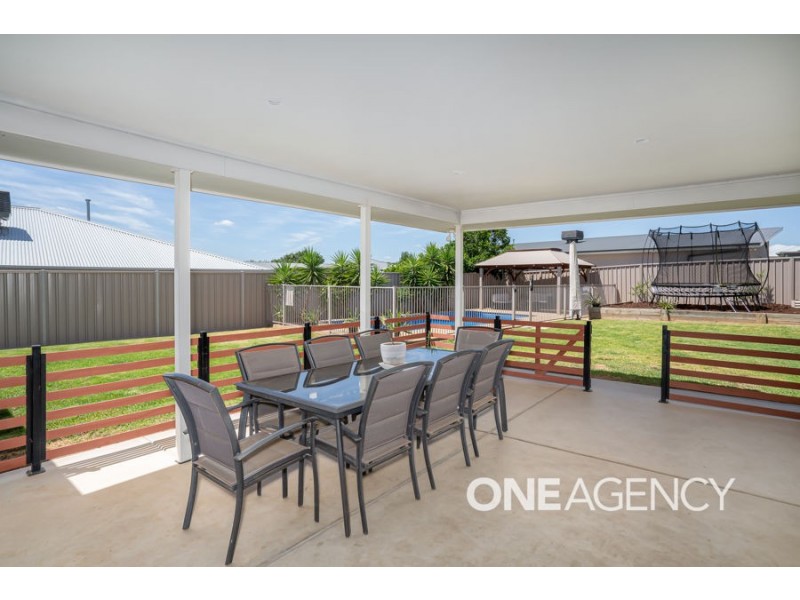 35 BARTON AVENUE, Lloyd NSW 2650