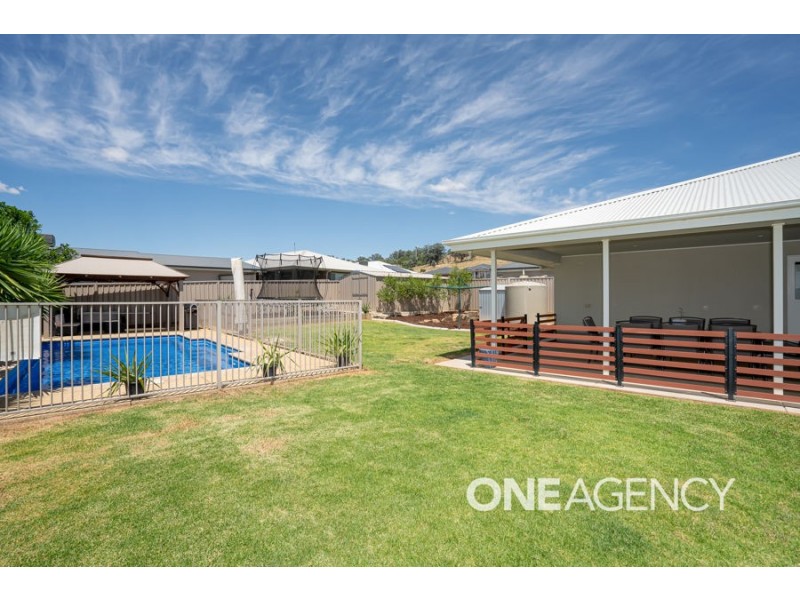 35 BARTON AVENUE, Lloyd NSW 2650