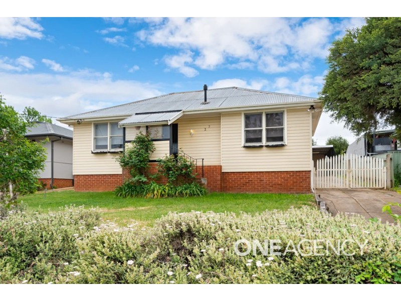 27 GILMORE AVENUE, Mount Austin NSW 2650