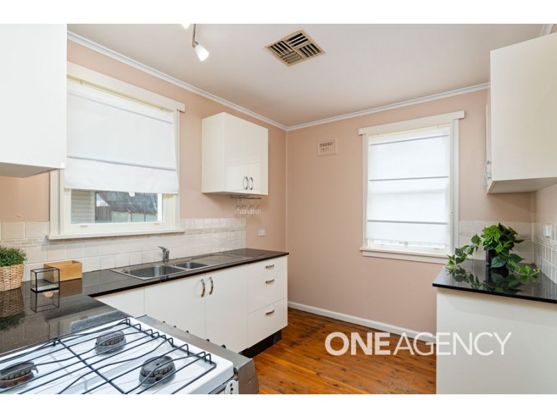27 GILMORE AVENUE, Mount Austin NSW 2650