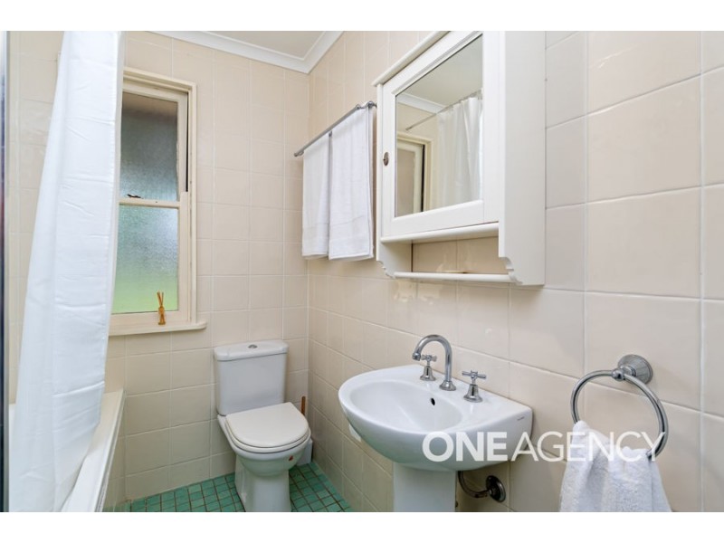 27 GILMORE AVENUE, Mount Austin NSW 2650