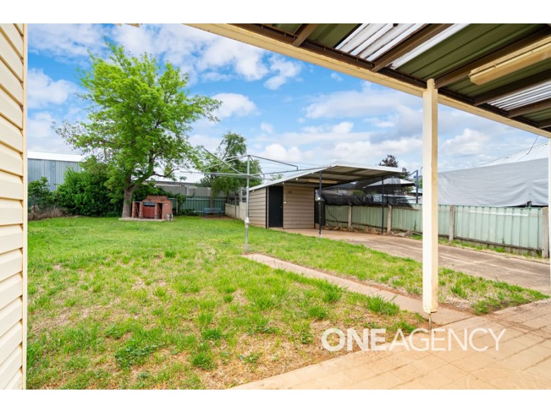 27 GILMORE AVENUE, Mount Austin NSW 2650