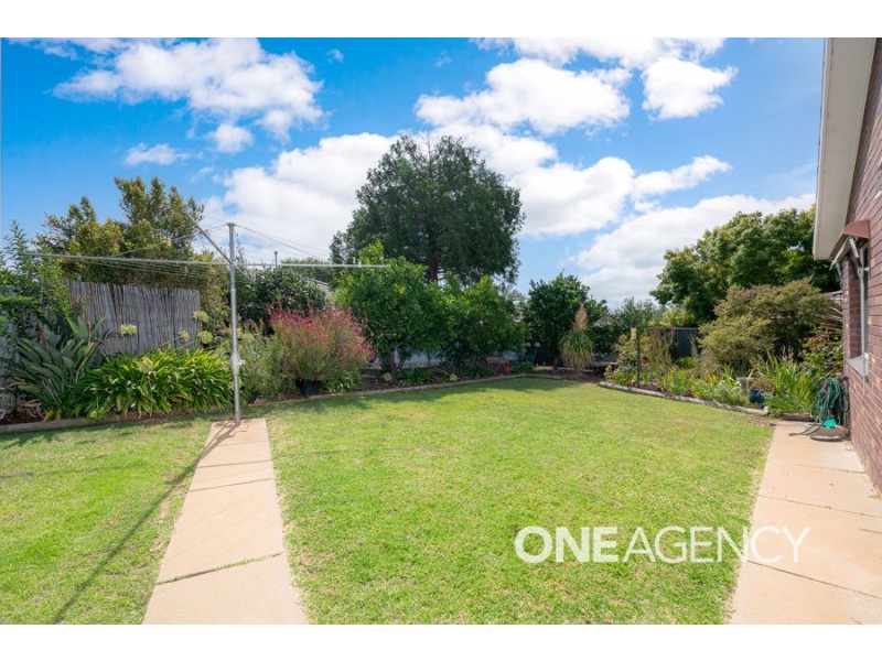 3 HENWOOD AVENUE, Kooringal NSW 2650