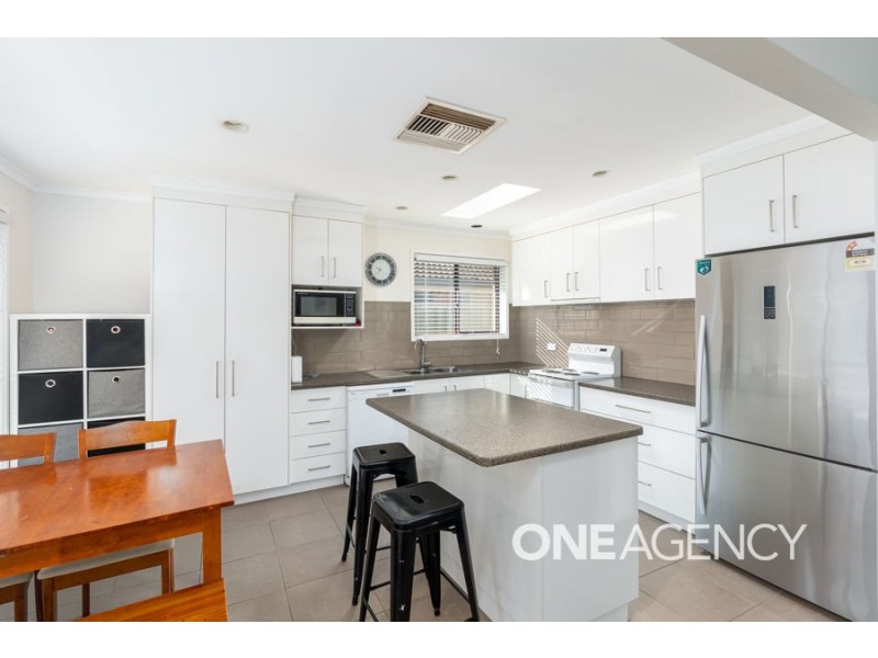 16 UNDURRA DRIVE, Glenfield Park NSW 2650