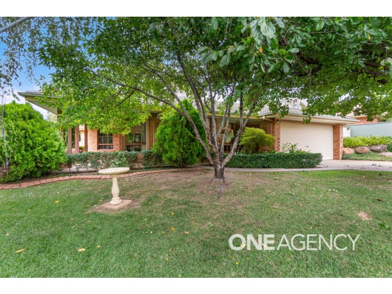 10 SPOKES STREET, Kooringal NSW 2650