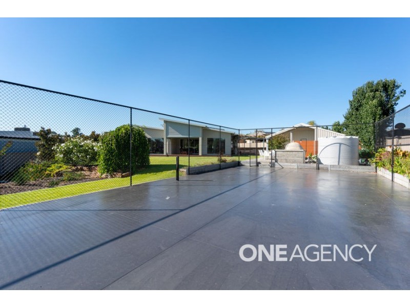 36 PLUNKETT DRIVE, Lake Albert NSW 2650