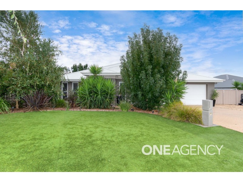 20 BARTON AVENUE, Lloyd NSW 2650