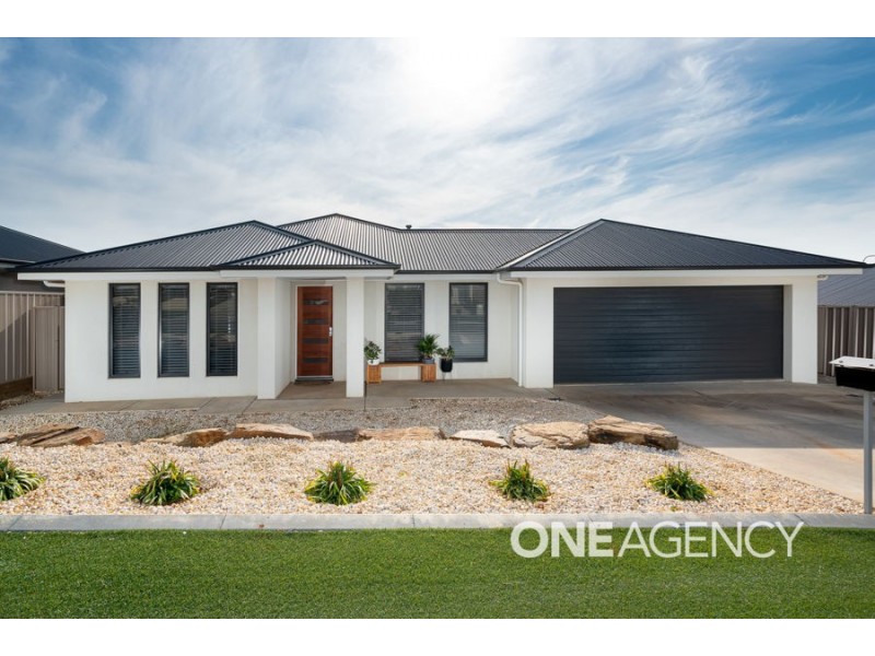 4 HOLLOWS CRESCENT, Lloyd NSW 2650