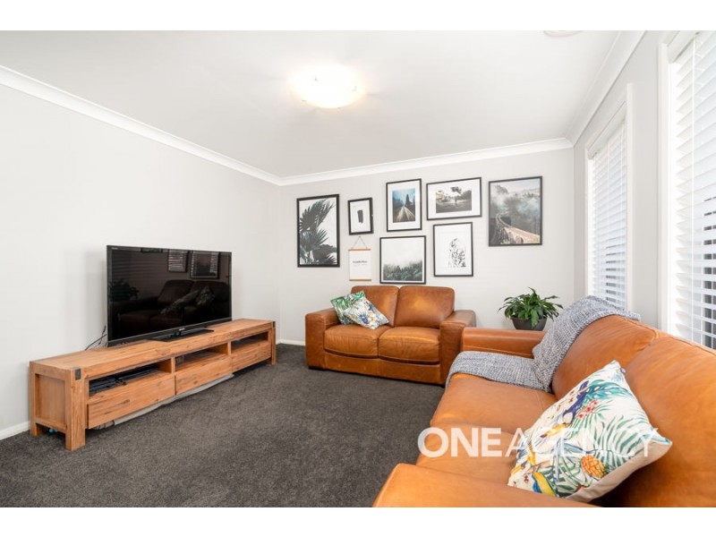 4 HOLLOWS CRESCENT, Lloyd NSW 2650