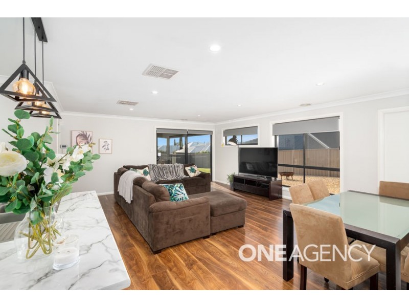 4 HOLLOWS CRESCENT, Lloyd NSW 2650