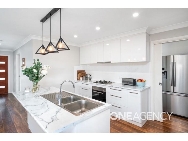 4 HOLLOWS CRESCENT, Lloyd NSW 2650