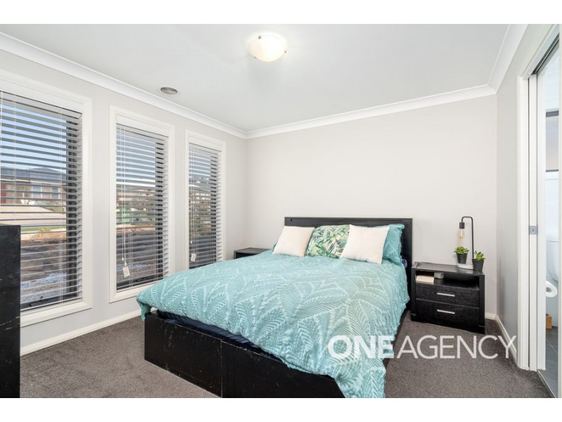 4 HOLLOWS CRESCENT, Lloyd NSW 2650