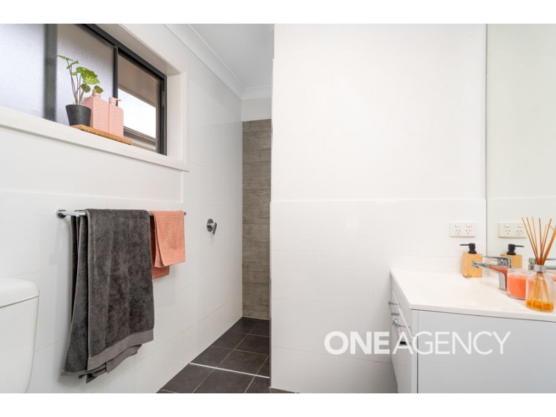 4 HOLLOWS CRESCENT, Lloyd NSW 2650