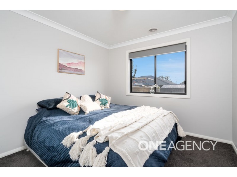 4 HOLLOWS CRESCENT, Lloyd NSW 2650