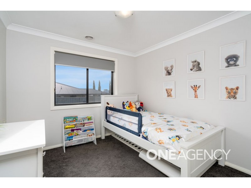 4 HOLLOWS CRESCENT, Lloyd NSW 2650