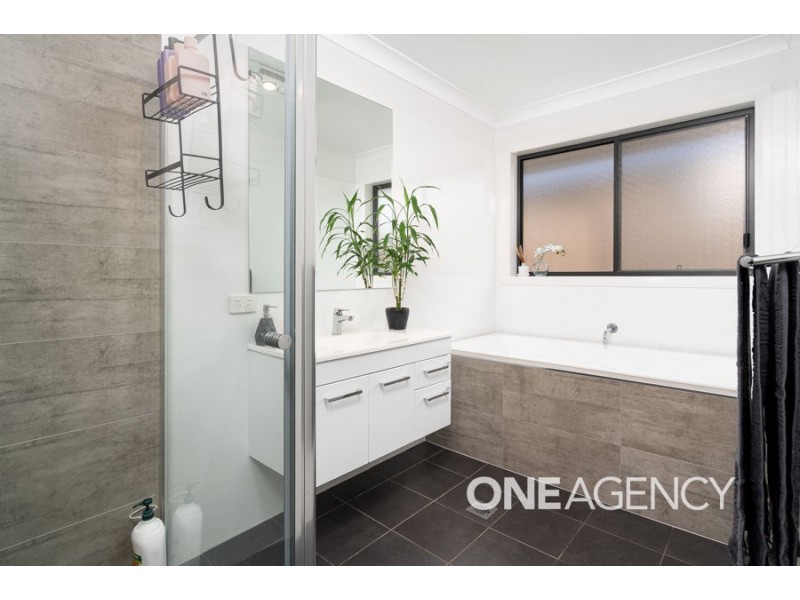 4 HOLLOWS CRESCENT, Lloyd NSW 2650