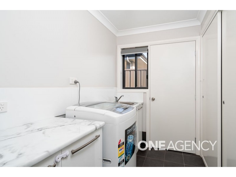 4 HOLLOWS CRESCENT, Lloyd NSW 2650