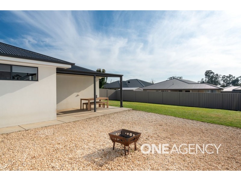 4 HOLLOWS CRESCENT, Lloyd NSW 2650