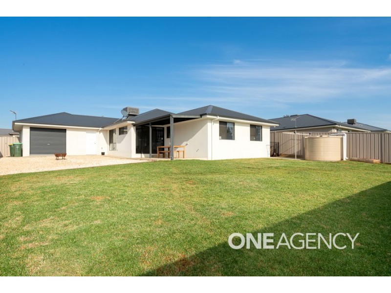 4 HOLLOWS CRESCENT, Lloyd NSW 2650