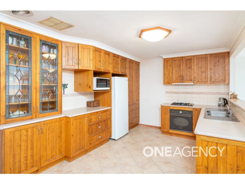 13 NANDINA AVENUE, Lake Albert NSW 2650