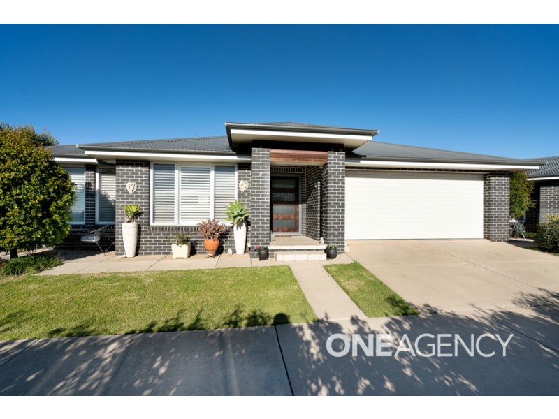 2/15 MURNDAL PLACE, Bourkelands NSW 2650