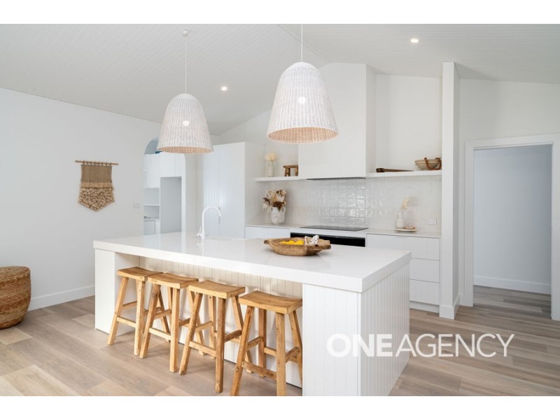 2 LAKESEND PLACE, Lake Albert NSW 2650