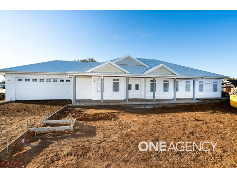 2 LAKESEND PLACE, Lake Albert NSW 2650