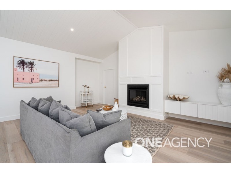 2 LAKESEND PLACE, Lake Albert NSW 2650