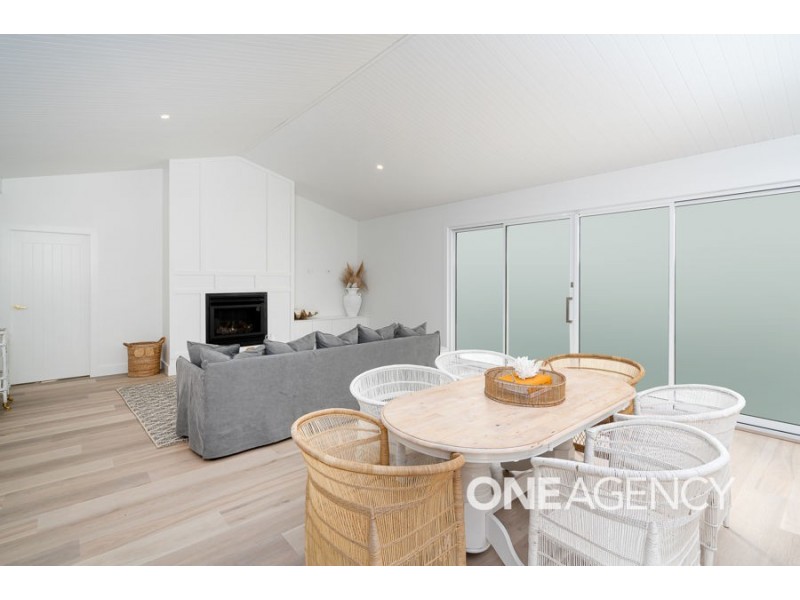 2 LAKESEND PLACE, Lake Albert NSW 2650