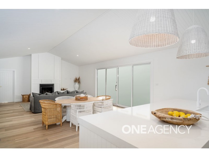 2 LAKESEND PLACE, Lake Albert NSW 2650