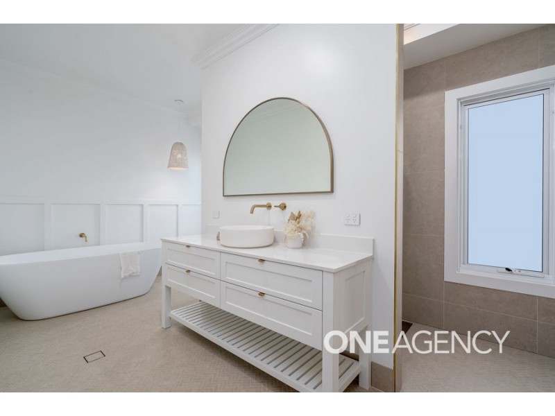 2 LAKESEND PLACE, Lake Albert NSW 2650