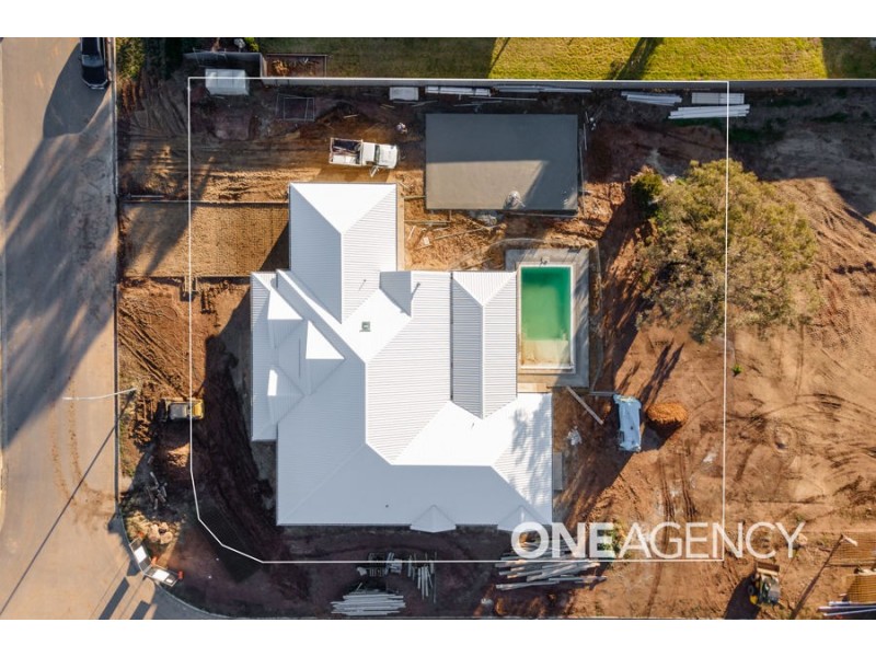 2 LAKESEND PLACE, Lake Albert NSW 2650