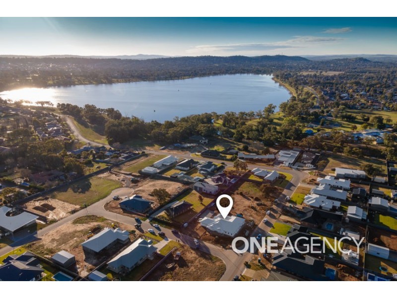 2 LAKESEND PLACE, Lake Albert NSW 2650