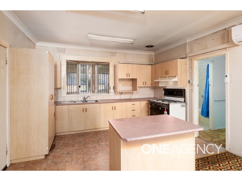 8 EUGENE AVENUE, San Isidore NSW 2650