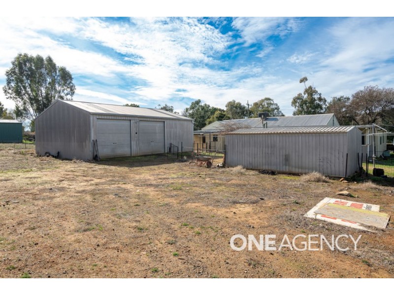 8 EUGENE AVENUE, San Isidore NSW 2650