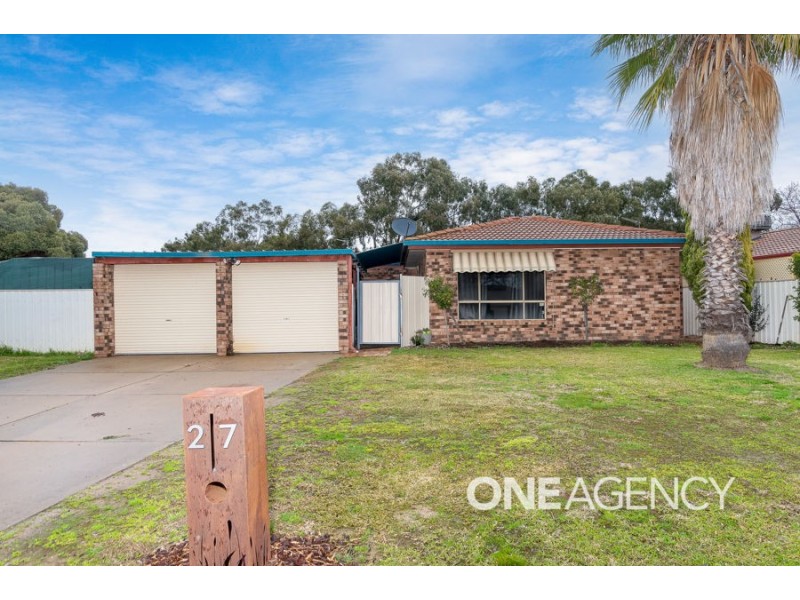 27 KAROOM DRIVE, Glenfield Park NSW 2650