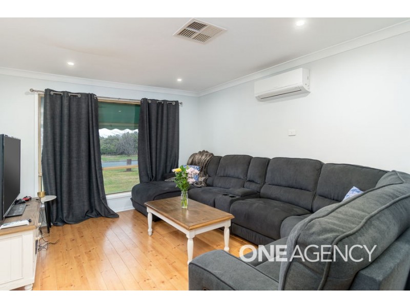 27 KAROOM DRIVE, Glenfield Park NSW 2650