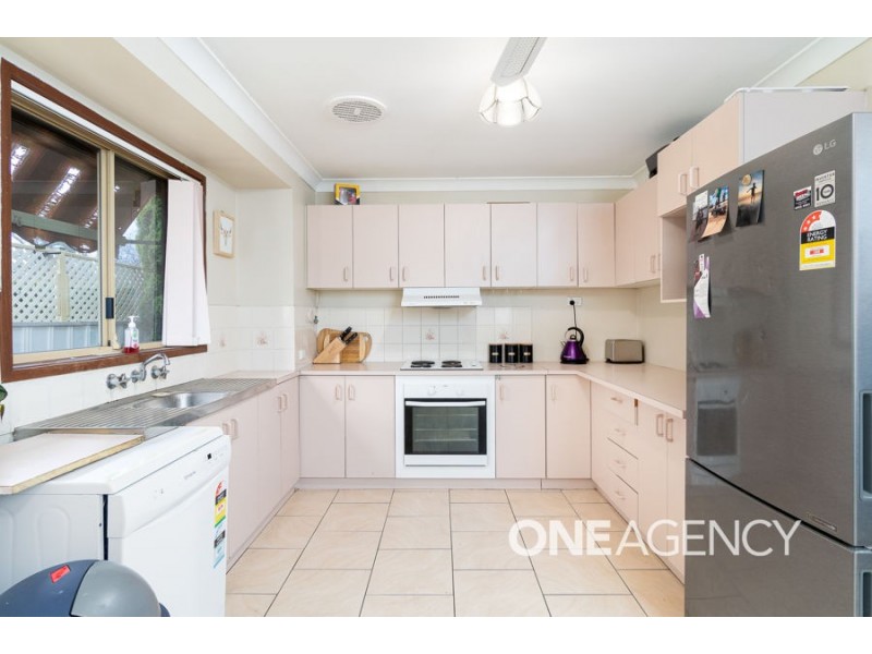 27 KAROOM DRIVE, Glenfield Park NSW 2650
