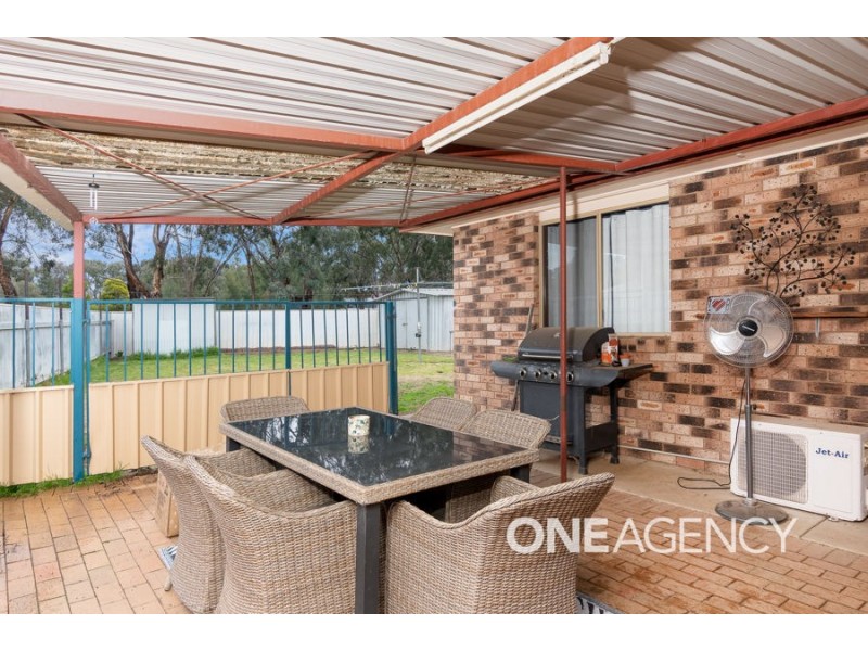 27 KAROOM DRIVE, Glenfield Park NSW 2650