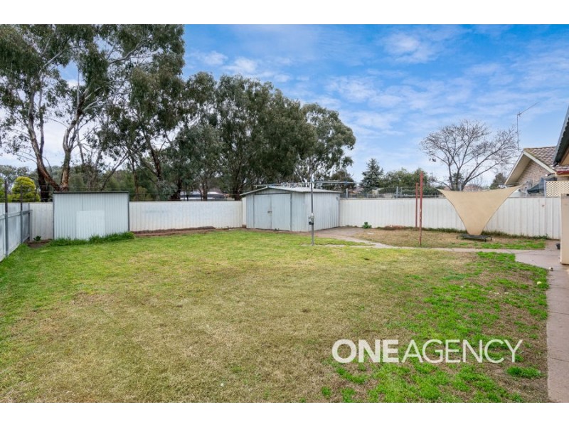 27 KAROOM DRIVE, Glenfield Park NSW 2650