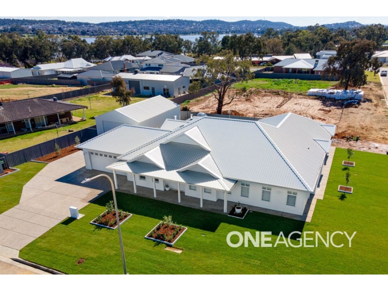 2 LAKESEND PLACE, Lake Albert NSW 2650