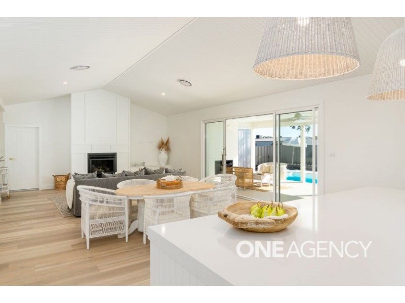 2 LAKESEND PLACE, Lake Albert NSW 2650