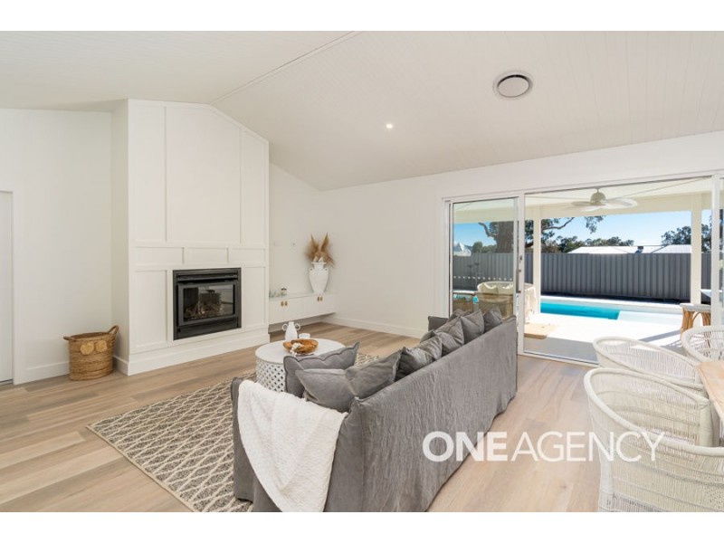 2 LAKESEND PLACE, Lake Albert NSW 2650