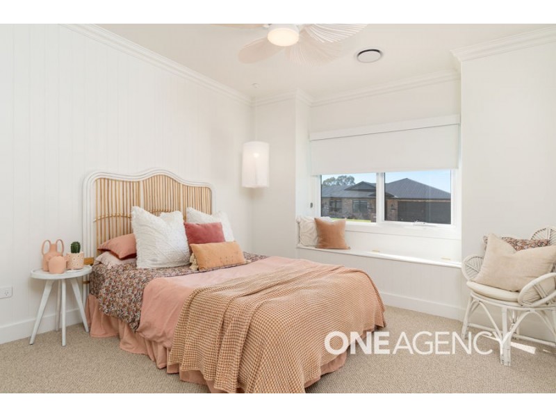 2 LAKESEND PLACE, Lake Albert NSW 2650