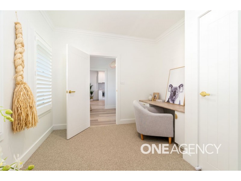 2 LAKESEND PLACE, Lake Albert NSW 2650