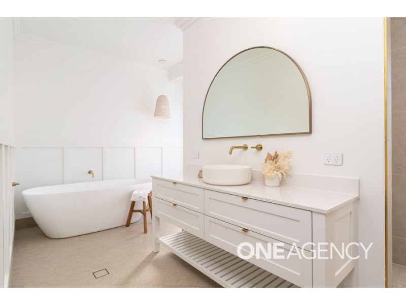 2 LAKESEND PLACE, Lake Albert NSW 2650