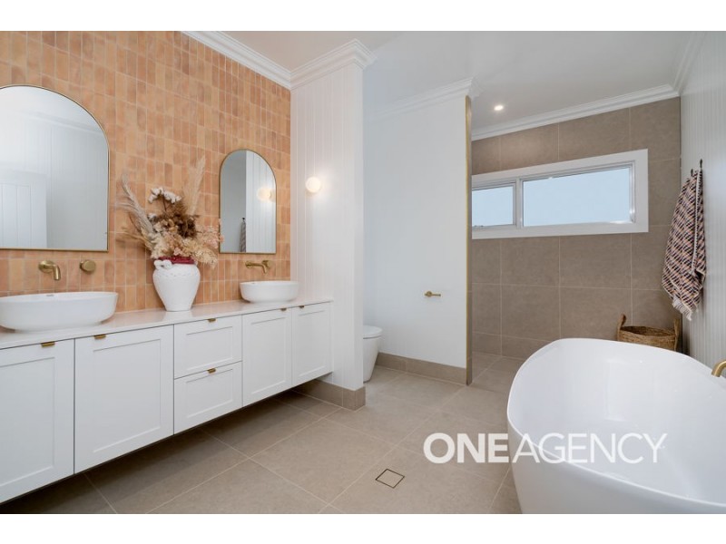 2 LAKESEND PLACE, Lake Albert NSW 2650